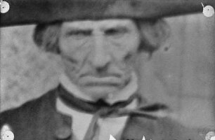Fotostudie zu "Männer vor der Kirche"