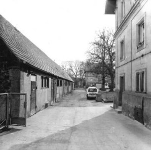 Dresden-Pillnitz, Pillnitzer Platz 1. Ehem. Gartenbauschule (2. H. 19. Jh.). Hofansicht mit Seitenflügeln und Hofgebäuden