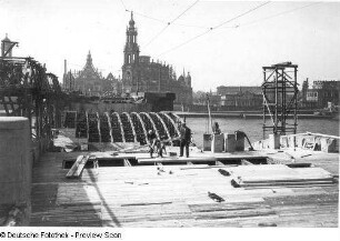 Dresden. Augustusbrücke, Wiederaufbau 1948/1949 (1907/1910; W. Kreis, H. Klette). Blick gegen Georgentor, Hofkirche, "Italienisches Dörfchen" und Opernhaus, links Notsteg