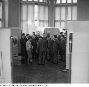 Militärs bei Kunstausstellung