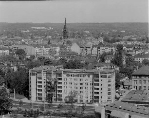 Blick vom Turm der Dreikönigskirche gegen den Turm der Martin-Luther-Kirche und die Dresdner Heide
