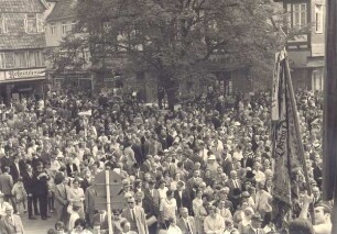 Lippische Heimattage am 08.09.1968 / am Marktplatz, die Zuschauer. Detmold. Marktplatz. Papierabzug