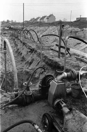 Einsatz des neuartigen Vakuum-Wasserhaltungsverfahrens zur Trockenhaltung der Baugruben von nachsickerndem Grundwasser.