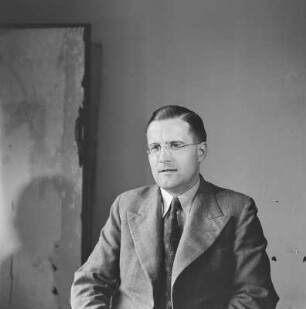 Portrait eines Mannes im Anzug mit Brille