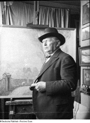 Der Maler Karl Quarck in seinem Atelier, Marsdorfer Str. 5, vor der Staffelei