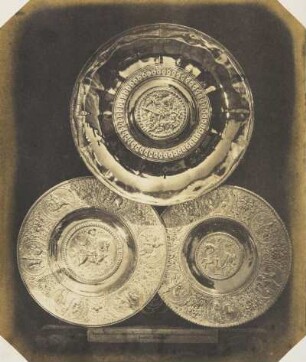 Drei Metallschalen mit Darstellungen des Hl. Georgs, des Deutschen Kaisers mit den Kurfürsten, und Gustav Adolphs etc., deutsche Arbeit, 16. u. 17. Jahrhundert