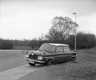 Industriestraße: Verkehrsunfall: verunglückter NSU-Pkw auf Bürgersteig und Seitenstreifen: links Bremsspuren: hinten Knicks und Wiesen: 16.04.1972