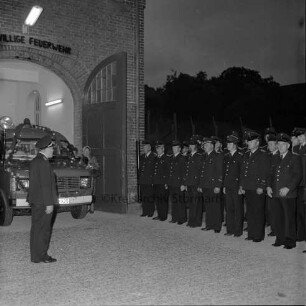 Freiwillige Feuerwehr Westerau-Trenthorst: Feuerwehrgeräteraum in einem Gebäude des Instituts für Tierzucht und Tierverhalten [ehemaliges Gut Trenthorst]: Einweihung und Übergabe des neuen Löschfahrzeugs: Ortswehrführer Günter Dörge vor angetretener Wehr