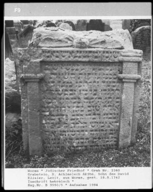 Grabstein des R. Achimelech Akiba, Sohn des David Elisier, Levit (gestorben 1742.05.18)