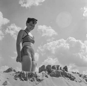 Elisabeth Gremmler steht am Strand
