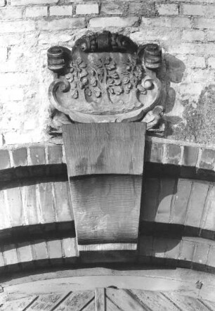 Dörgenhausen. Wasserturm. Portal-Schlussstein