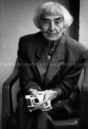 Ellen Auerbach mit Kamera
