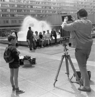 Wasserspiel mit Pusteblumen (Kugelbrunnen) : Dresden. Fotograf mit Stativ, eine Gruppe Jugendlicher am Brunnenrand der Wasserspiele "Pusteblumen" fotografierend