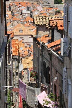 Dubrovnik - Altstadtgasse : Blick von der Stadtmauer in eine enge Altstadtgasse. Aufgenommen am 2. Juli 2010 in Dubrovnik