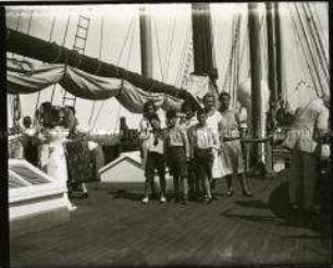 Menschen an Bord eines Schiffes