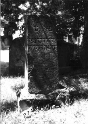 Grabstein 274 (Index: 100085116) Maße HxBxT: 140x68x30 cm Beschreibung: Obelisk, Sockel: Grabstein 274