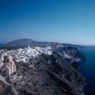 Thera = Santorini, Firá. Der Hauptort Firá über der Kraterkante. Hinten Profitis Ilías. K2