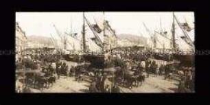 Belebte Promenade und Schiffe am Hafen von Messina
