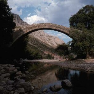 Türkische Bogenbrücke bei Panagia Portas. Paßübergang in der thessalischen Ebene nahe Trikala