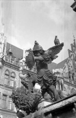 München: Mariensäule, Ausschnitte, mit Tauben