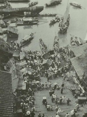 China. Tschungking (Chongqing) am mittleren Jangtse. Vom Fluß zur Stadt führende Treppe mit lebhaftem Verkehr und Schiffsverkehr auf dem Jangtse