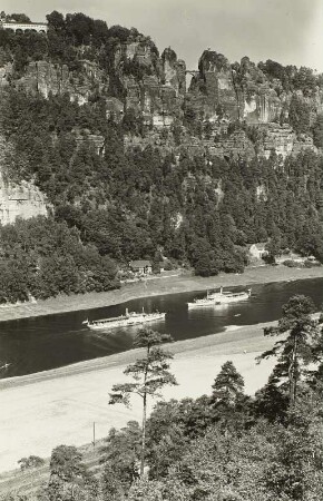 Sächsische Schweiz, Bastei vom gegenüberliegenden Elbhang gesehen, Dampfer "Meißen" (1885, Werft Blasewitz")