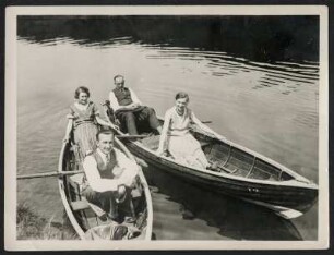 Portrait von zwei jungen Paaren in zwei Ruderbooten