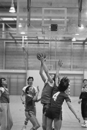 Basketballmeisterschaft der Karlsruher Realschulen in der Sporthalle Rintheim um den Wanderpokal der Stadt Karlsruhe
