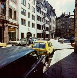 Geparkte Autos in einer Straße, Leipzig