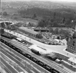 Machinenfabrik Lythall KG (Mommsenstraße): Luftbild des Betriebsgeländes: im Vordergrund Bahnstrecke Hamburg-Lübeck mit Güterzug, im Hintergrund Kurpark