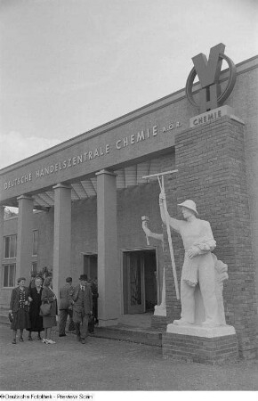 Außenansicht des Ausstellungspavillons der Deutschen Handelszentrale Chemie