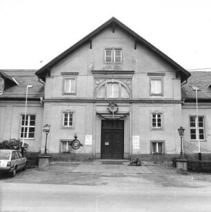 Dresden-Pillnitz, Pillnitzer Platz 2. Ehem. Gartenbauschule (Hochschule für Technik und Wirtschaft Dresden, Fakultät Landbau/Landespflege, 2. H. 19. Jh.). Mittelbau mit Haupteingangsportal