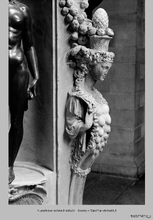 Sockel mit Statuennischen, Fruchtbarkeitsgöttinnen, Masken und Widderköpfen - Perseus, Detail: Sockel