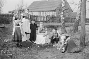 Sorbische Kinder beim Waleien : Serbske dźěći při walkowanju : Trebendorf / Trjebin