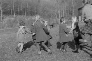 Kinder beim Spielen : Tanzende Mädchen
