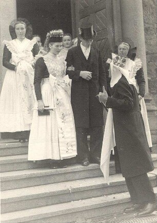 Hochzeit in Radibor : Gesellschaftliche Volkskultur - Sitten im Laufe des menschlichen Lebens - Hochzeit. Ort: Radwor / Radibor. Katholischer Hochzeitszug auf dem Weg von der Trauung