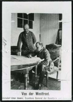 Zwei Befehlshaber einer Armee im Atelier beim Kartenstudium