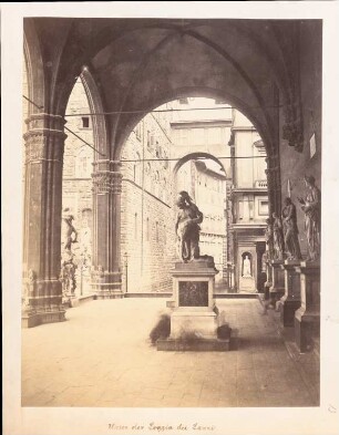 Loggia dei Lanzi, Florenz: Unter der Loggia