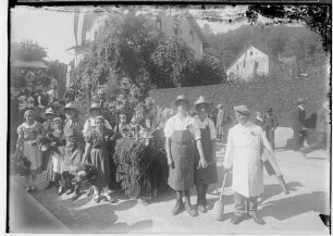 Erntedankfest in Sigmaringen 1933; Angehörige der Hofgärtnerei Sigmaringen in der Leopoldstraße unterhalb Villa Pelz