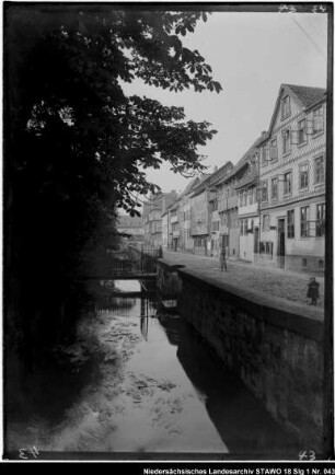 Fischerstraße mit Oker und Okermauer (älterer Positivabzug vorhanden) Enthält: Platte 11 (eingeritzt: 12)