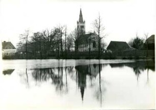 Niesky-See. Ortsteilansicht mit Kirche. Blick über ein Gewässer