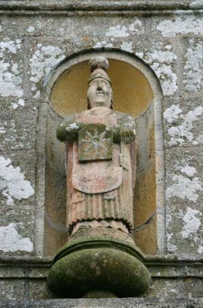 Frankreich. Bretagne. Morbihan. Quistinic. Chapelle Saint Mathurin. Figur über dem Portal