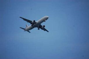 Nizza - Landeanflug : Maschine im Landeanflug auf den Flughafen Nice Cote d´Azur in Nizza. 2006