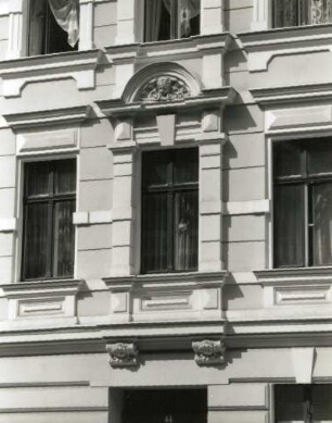 Görlitz, Landeskronstraße 44. Wohnhaus (um 1898). Obergeschoßfenster