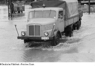LKW auf dem überschwemmten Ausstellungsgelände