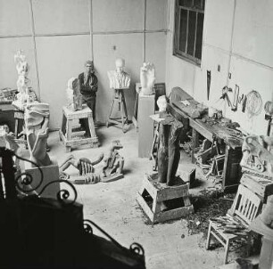 Der Bildhauer Ossip Zadkine in seinem Atelier