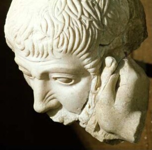 Westgiebel, Figur D, Kentaur : Olympia. Archäologisches Museum. Angreifender Kentaur aus dem Westgiebel des Zeustempels, 3. Jahrzehnt des 5. Jh. v. Chr.