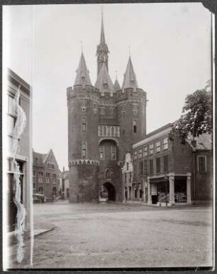 Zwolle, Niederlande. Sassenpoort (Sachsentor). Straßenansicht