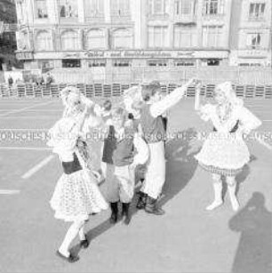 Aufführung von mecklenburgischen Volkstänzen auf dem Augustusplatz während des Festes der Freundschaft in Leipzig