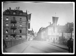 Beflaggung der Tauberbrücke mit Hakenkreuzfahnen